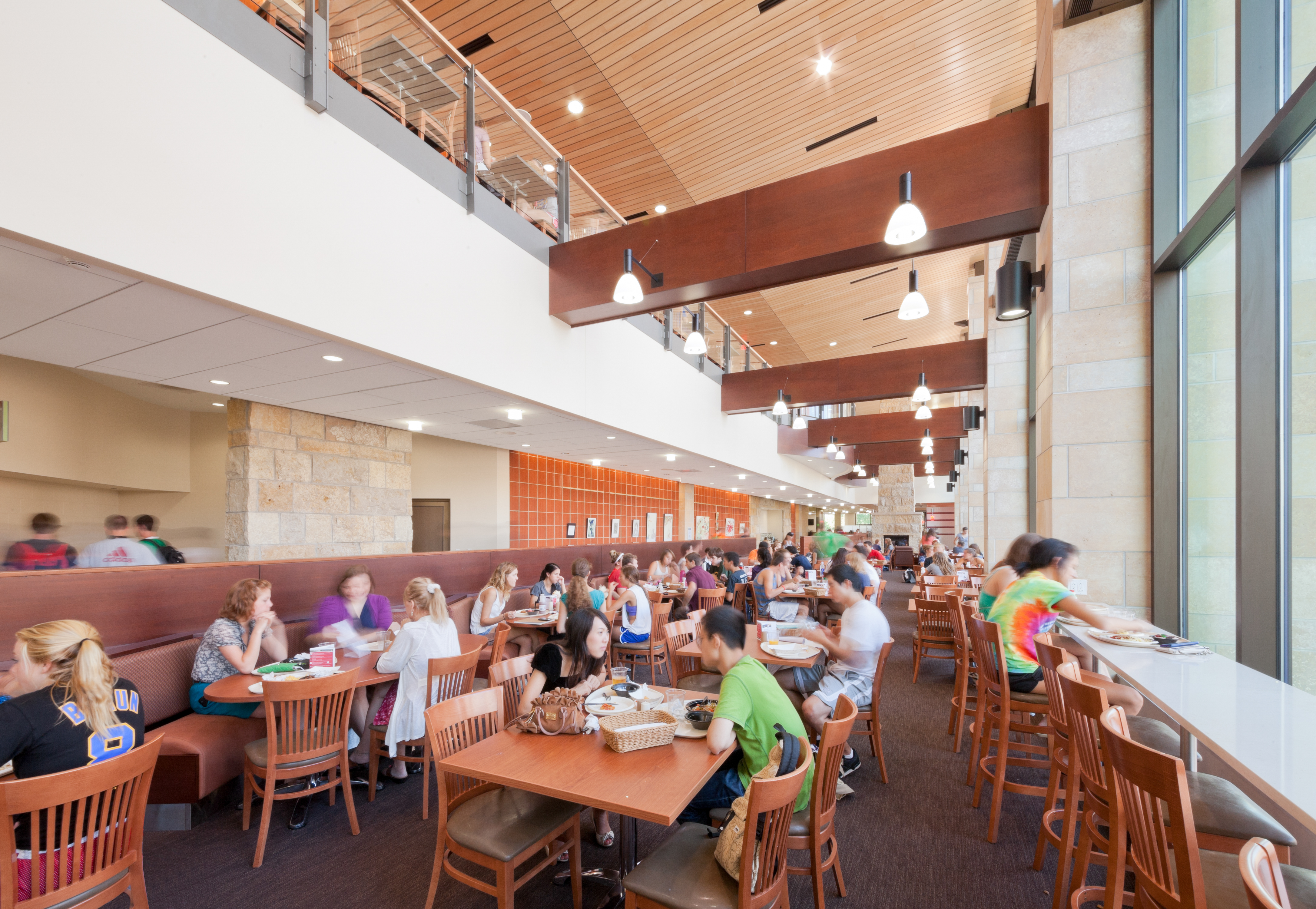 Students eat in Gordon Dining & Event Center