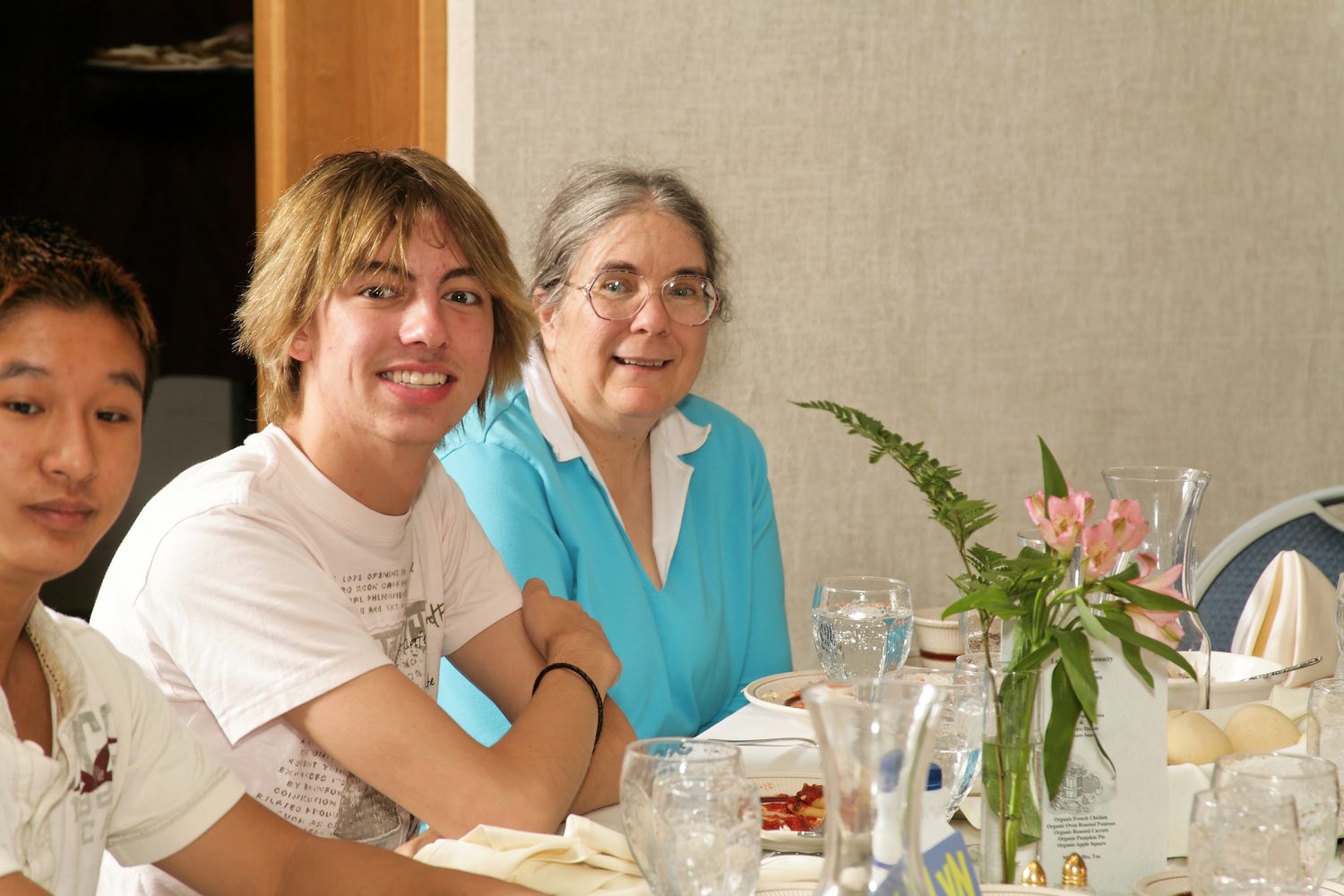 Evelyn Howell with students at a BLC dinner