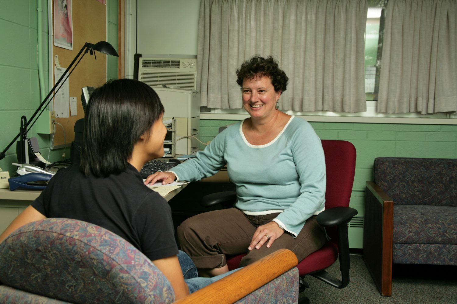 Faculty Fellow Liz McCarthy talks with BLC resident