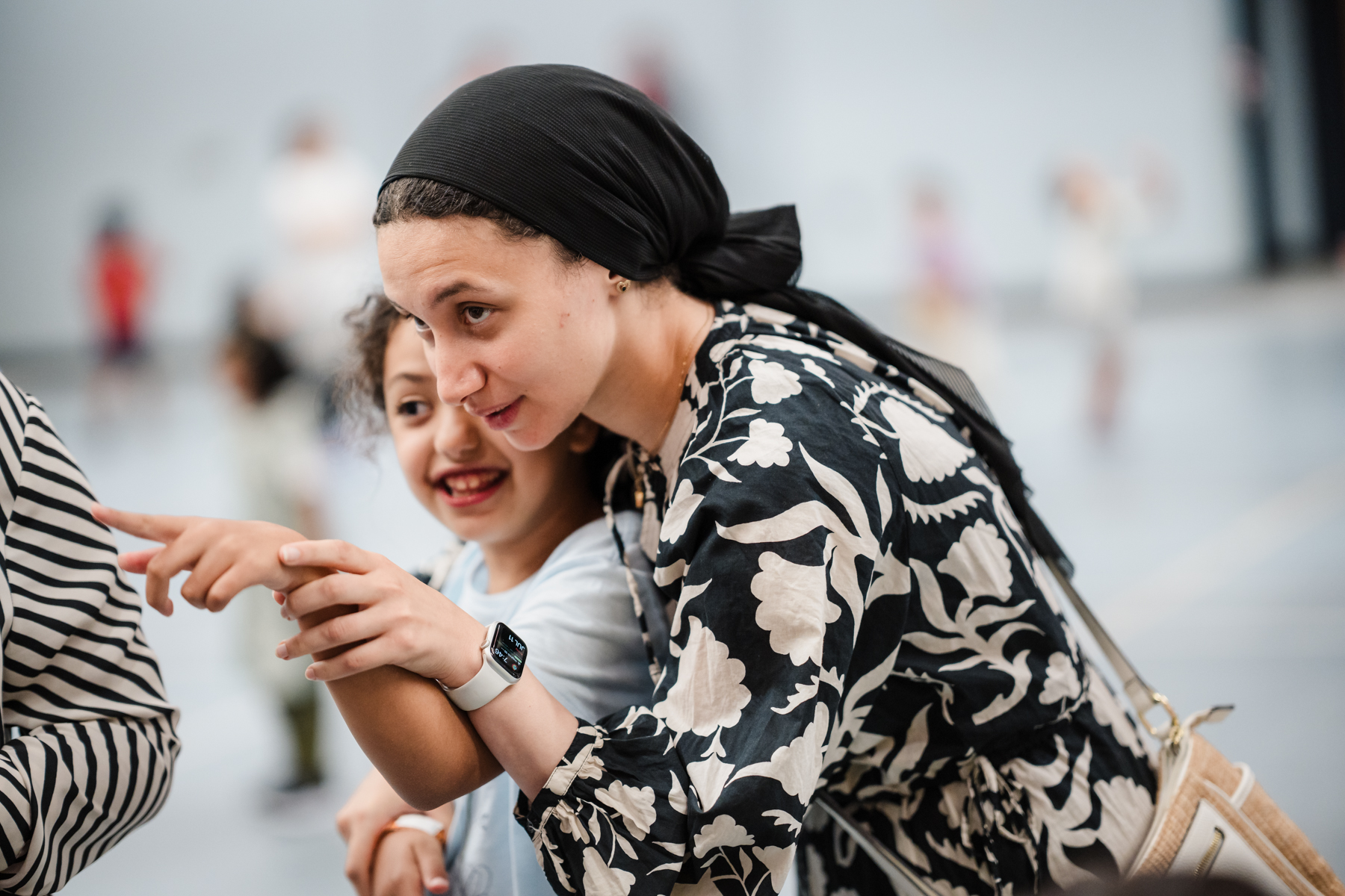 Women and child pointing